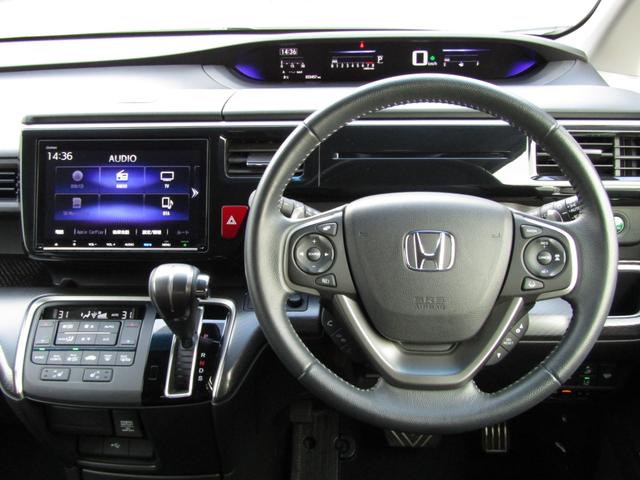 ステップワゴンスパーダ スパーダ・クールスピリットホンダセンシング　ワンオーナー　純正９インチナビ　バックカメラ　ＥＴＣ２．０　両側ＰＳＤ　フルセグ　Ｂｌｕｅｔｏｏｔｈ　ＵＳＢ　ＬＥＤライト　前後独立オートエアコン　シートヒーター　２列目ベンチシート　サイドエアバッグ（15枚目）