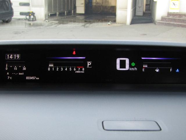 ステップワゴンスパーダ スパーダ・クールスピリットホンダセンシング　ワンオーナー　純正９インチナビ　バックカメラ　ＥＴＣ２．０　両側ＰＳＤ　フルセグ　Ｂｌｕｅｔｏｏｔｈ　ＵＳＢ　ＬＥＤライト　前後独立オートエアコン　シートヒーター　２列目ベンチシート　サイドエアバッグ（22枚目）