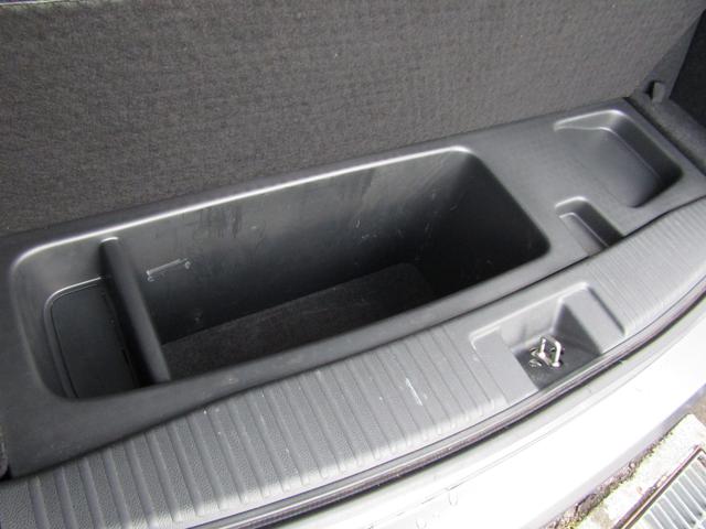 ヴェゼル ハイブリッドＸ・ホンダセンシング　ワンオーナー　純正ナビ　バックカメラ　ＥＴＣ　フルセグ　Ｂｌｕｅｔｏｏｔｈ　ＵＳＢ　ＣＤ／ＤＶＤ　ＬＥＤライト　オートエアコン　前席シートヒーター　電動パーキングブレーキ　サイドエアバッグ（35枚目）