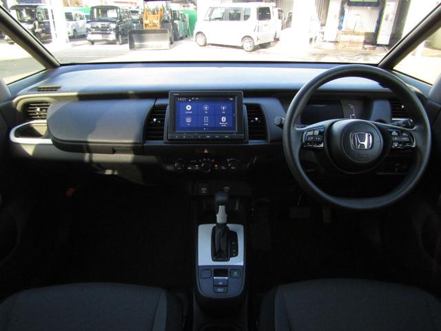 フィット ベーシック　当社レンタカーＵＰ　純正８インチナビ　バックカメラ　ホンダセンシング　前側ドラレコ　ＥＴＣ　フルセグ　Ｂｌｕｅｔｏｏｔｈ　ＵＳＢ　マニュアルエアコン　電動パーキングブレーキ　サイドエアバッグ（2枚目）