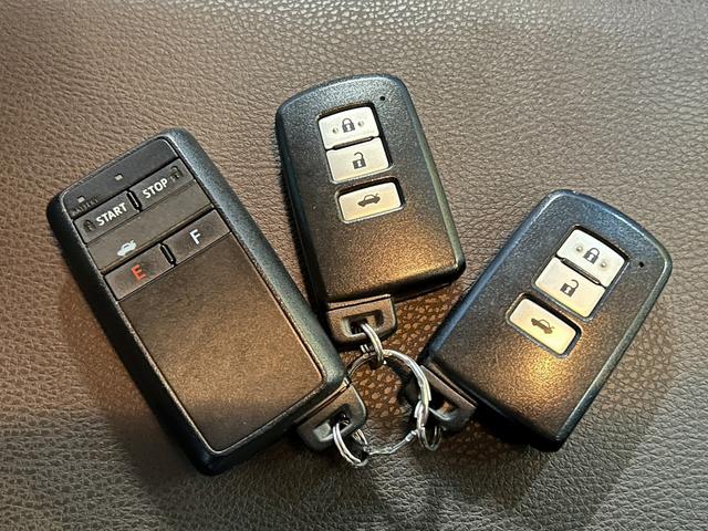 クラウン ロイヤルサルーンi-Four ユーザー買取車 エンジンスターター パワーシート バックカメラ クルーズコントロール 前後ドライブレコーダー ETC ナビゲーション フルセグテレビ スマートキー パワーバックドア(5枚目)