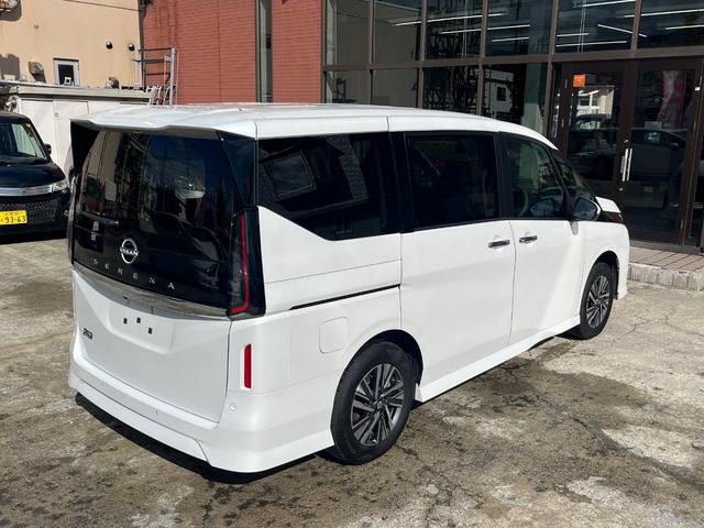 セレナ ハイウェイスターＶ　４ＷＤ　純正ナビＴＶ　アラウンドビューモニター　プロパイロット　両側パワースライドドア　デジタルインナーミラー　シートヒーター　ステアリングヒーター　エマージェンシーブレーキ　置くだけ充電（8枚目）
