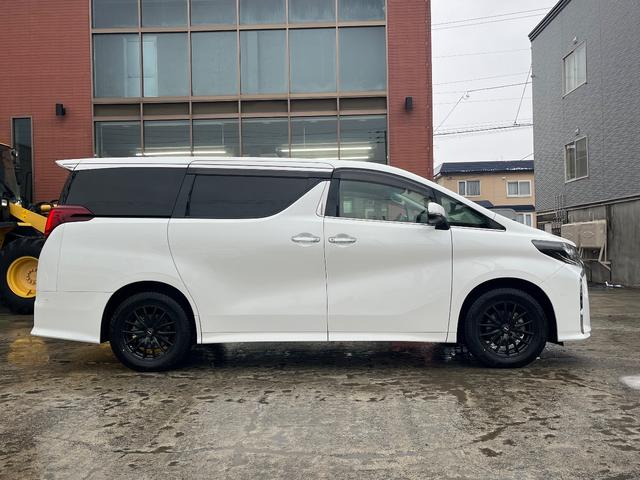 アルファードハイブリッド ＳＲ　Ｃパッケージ　４ＷＤ　本州仕入　純正ナビＴＶ　サンルーフ　ＪＢＬサウンド　全方位モニター　純正フリップダウンモニター　デジタルインナーミラー　ＥＴＣ　革パワーシート　パワーバックドア　夏冬タイヤ付　社外ドラレコ（4枚目）