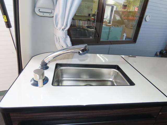 ハイエースワゴン GL キャンピング 東和モーター製ツエルト ベバストFFヒーター サブバッテリー走行&外部充電 上蓋式冷蔵庫 電子レンジ 4WD(50枚目)