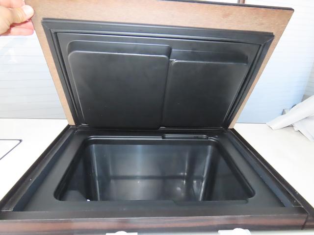 ハイエースワゴン GL キャンピング 東和モーター製ツエルト ベバストFFヒーター サブバッテリー走行&外部充電 上蓋式冷蔵庫 電子レンジ 4WD(53枚目)