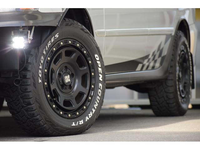 マークIIブリット ２．５ｉＲ－Ｓ　Ｆｏｕｒ　４ＷＤ　本州仕入れ／オープンカントリー／キセノンヘッドランプ／社外ルーフキャリア／ディスプレイオーディオ／純正ナビ／ＬＥＤフォグランプ／社外バンパーガード／ＥＴＣ／ミラー型ドラレコ／バックカメラ（5枚目）