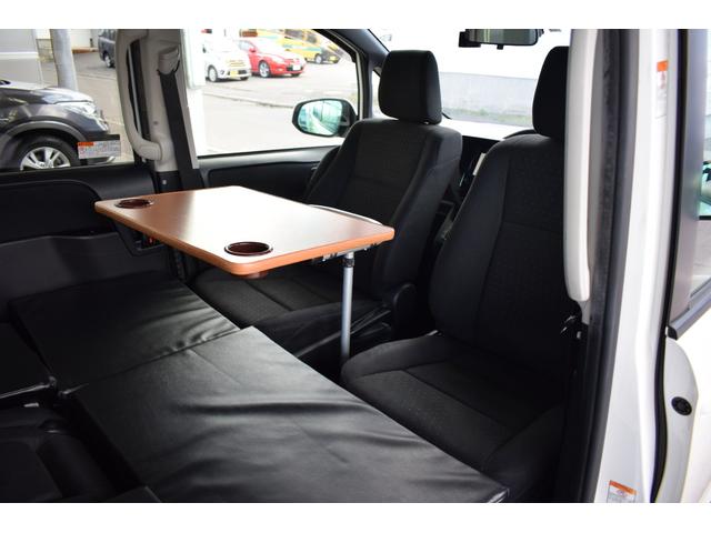 ヴォクシー キャンピング　４ＷＤ　４ＷＤ　５人乗りキャンピング／外部電源／ＦＦヒーター／走行充電／回転シート／ベットキット／サブバッテリー／インバーター／純正エンジンスターター／バックカメラ／遮光カーテン／ポータブル冷蔵庫（7枚目）