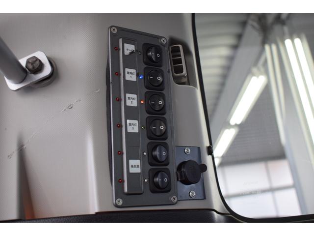 ヴォクシー キャンピング　４ＷＤ　４ＷＤ　５人乗りキャンピング／外部電源／ＦＦヒーター／走行充電／回転シート／ベットキット／サブバッテリー／インバーター／純正エンジンスターター／バックカメラ／遮光カーテン／ポータブル冷蔵庫（11枚目）