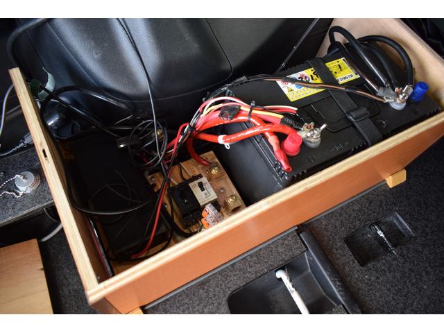 ヴォクシー キャンピング　４ＷＤ　４ＷＤ　５人乗りキャンピング／外部電源／ＦＦヒーター／走行充電／回転シート／ベットキット／サブバッテリー／インバーター／純正エンジンスターター／バックカメラ／遮光カーテン／ポータブル冷蔵庫（16枚目）