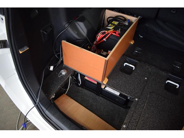 ヴォクシー キャンピング　４ＷＤ　４ＷＤ　５人乗りキャンピング／外部電源／ＦＦヒーター／走行充電／回転シート／ベットキット／サブバッテリー／インバーター／純正エンジンスターター／バックカメラ／遮光カーテン／ポータブル冷蔵庫（17枚目）