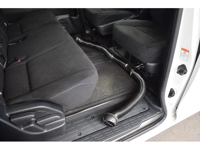 ヴォクシー キャンピング　４ＷＤ　４ＷＤ　５人乗りキャンピング／外部電源／ＦＦヒーター／走行充電／回転シート／ベットキット／サブバッテリー／インバーター／純正エンジンスターター／バックカメラ／遮光カーテン／ポータブル冷蔵庫（18枚目）