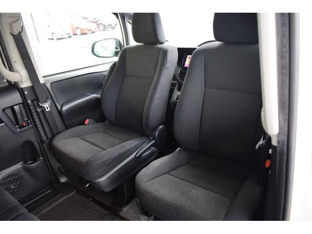 ヴォクシー キャンピング　４ＷＤ　４ＷＤ　５人乗りキャンピング／外部電源／ＦＦヒーター／走行充電／回転シート／ベットキット／サブバッテリー／インバーター／純正エンジンスターター／バックカメラ／遮光カーテン／ポータブル冷蔵庫（20枚目）