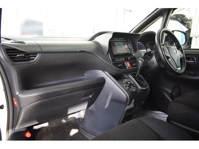 ヴォクシー キャンピング　４ＷＤ　４ＷＤ　５人乗りキャンピング／外部電源／ＦＦヒーター／走行充電／回転シート／ベットキット／サブバッテリー／インバーター／純正エンジンスターター／バックカメラ／遮光カーテン／ポータブル冷蔵庫（60枚目）