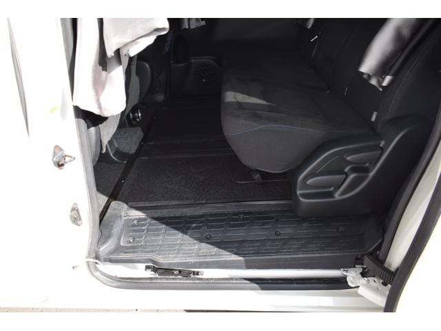 ヴォクシー キャンピング　４ＷＤ　４ＷＤ　５人乗りキャンピング／外部電源／ＦＦヒーター／走行充電／回転シート／ベットキット／サブバッテリー／インバーター／純正エンジンスターター／バックカメラ／遮光カーテン／ポータブル冷蔵庫（62枚目）