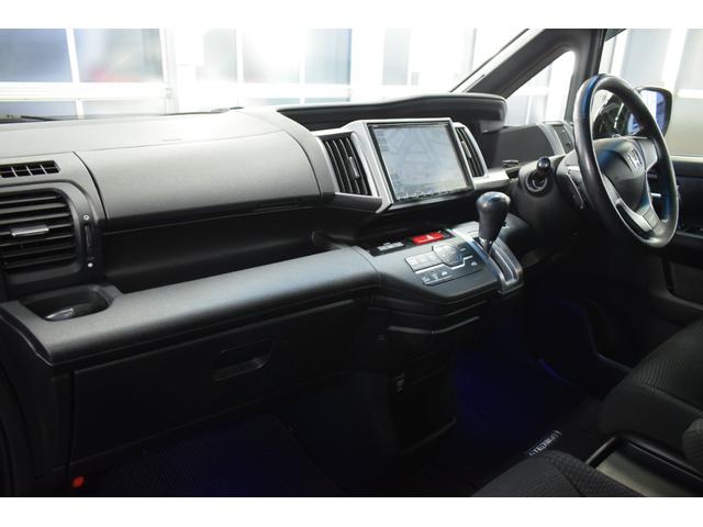 ステップワゴンスパーダ Ｚ　４ＷＤ　９インチ純正ナビ／フリップダウンモニター／バックカメラ／両側パワスラ／ＥＴＣ車載器／イルミネーショングリル／パドルシフト／エンジンスターター／本革巻ステアリング／フットランプ／フルセグテレビ（43枚目）