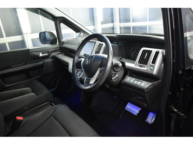 ステップワゴンスパーダ Ｚ　４ＷＤ　９インチ純正ナビ／フリップダウンモニター／バックカメラ／両側パワスラ／ＥＴＣ車載器／イルミネーショングリル／パドルシフト／エンジンスターター／本革巻ステアリング／フットランプ／フルセグテレビ（53枚目）