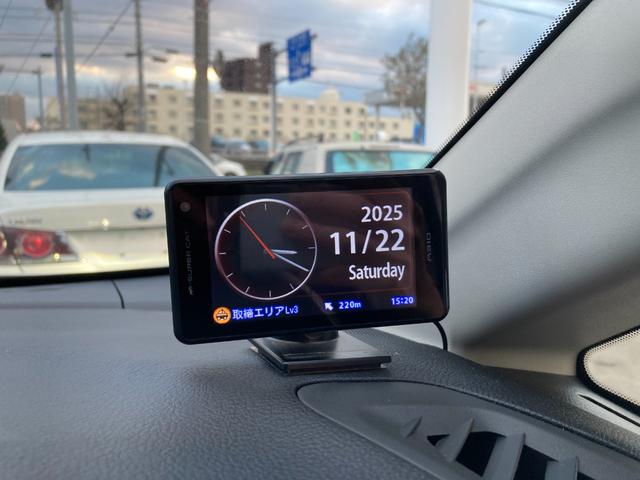 エルグランド ２５０ハイウェイスターＳホワイトレザーアーバンクロム　寒冷地仕様　純正９型ナビ　夏冬タイヤ　ドラレコ　純正エンスタ　ＥＴＣ　シートヒーター　オットマンシート　パワーシート　電動リアゲート　両側パワスラ　クルコン　バックカメラ　スマートキー　フォグランプ（21枚目）