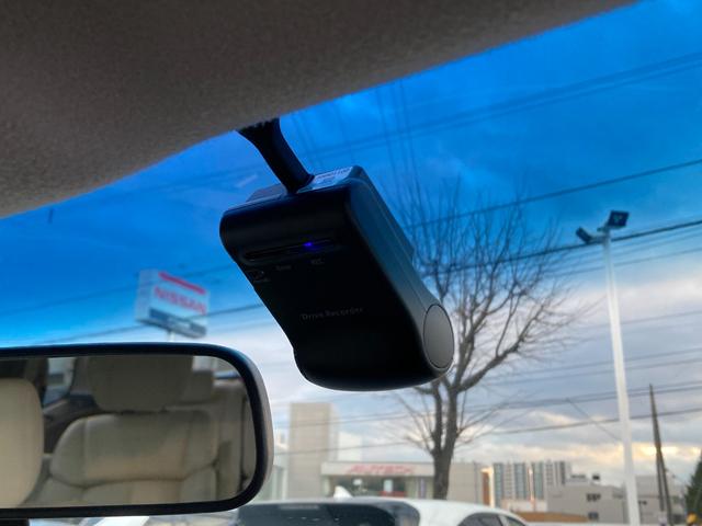 エルグランド ２５０ハイウェイスターＳホワイトレザーアーバンクロム　寒冷地仕様　純正９型ナビ　夏冬タイヤ　ドラレコ　純正エンスタ　ＥＴＣ　シートヒーター　オットマンシート　パワーシート　電動リアゲート　両側パワスラ　クルコン　バックカメラ　スマートキー　フォグランプ（30枚目）