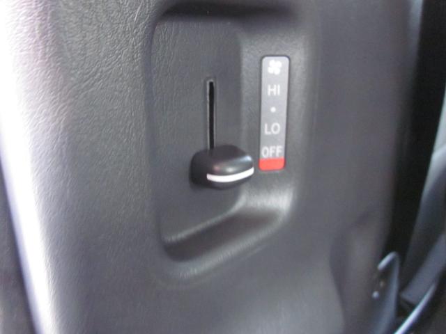 ハイエースワゴン ＧＬ　４ＷＤ　全周囲カメラ　ナビＴＶ　レーンアシスト　衝突被害軽減システム　両側電動スライドドア　オートマチックハイビーム　オートライト　スマートキー　電動格納ミラー　オットマン　ＡＴ　アルミホイール　ＣＤ（31枚目）