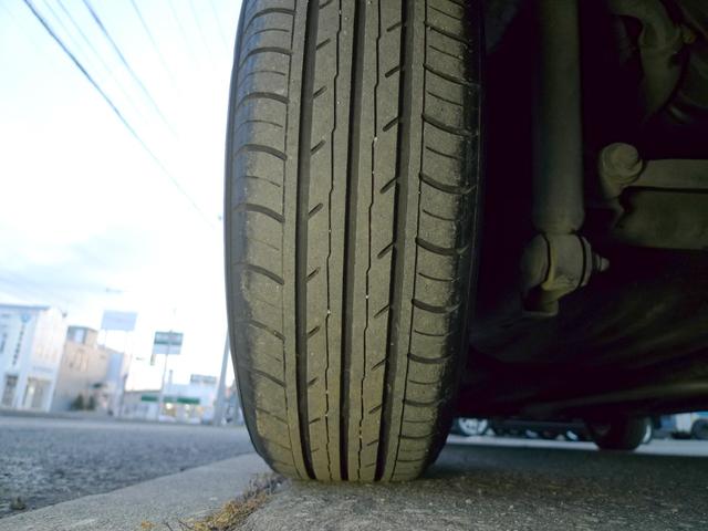 パッソ Ｘ　クツロギ　純正ナビ／ワンセグＴＶ／ベンチシート／キーフリーシステム／フロントウインドデアイサー／エンジンスターター／ＥＴＣ／寒冷地仕様（43枚目）