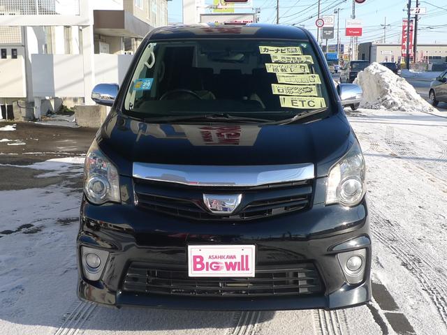 ノア Ｓｉ　レイッシュ　純正ナビ／バックカメラ／スマートキー／後席フリップダウンモニター／ブルーレイプレーヤー／ディスチャージヘッドランプ／１８インチ社外アルミ／寒冷地仕様／ＥＴＣ（2枚目）