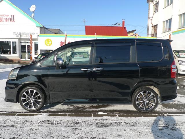 ノア Ｓｉ　レイッシュ　純正ナビ／バックカメラ／スマートキー／後席フリップダウンモニター／ブルーレイプレーヤー／ディスチャージヘッドランプ／１８インチ社外アルミ／寒冷地仕様／ＥＴＣ（5枚目）