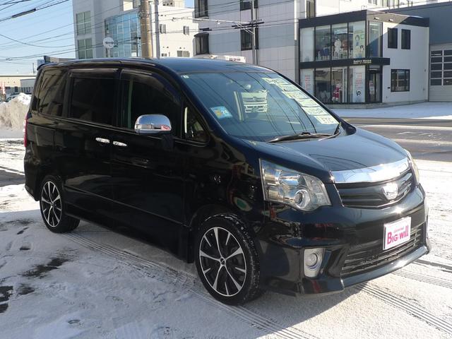 ノア Ｓｉ　レイッシュ　純正ナビ／バックカメラ／スマートキー／後席フリップダウンモニター／ブルーレイプレーヤー／ディスチャージヘッドランプ／１８インチ社外アルミ／寒冷地仕様／ＥＴＣ（6枚目）