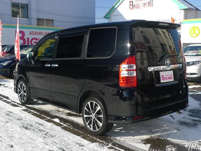 ノア Ｓｉ　レイッシュ　純正ナビ／バックカメラ／スマートキー／後席フリップダウンモニター／ブルーレイプレーヤー／ディスチャージヘッドランプ／１８インチ社外アルミ／寒冷地仕様／ＥＴＣ（9枚目）