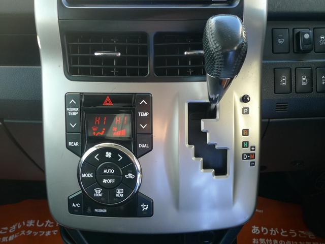 ノア Ｓｉ　レイッシュ　純正ナビ／バックカメラ／スマートキー／後席フリップダウンモニター／ブルーレイプレーヤー／ディスチャージヘッドランプ／１８インチ社外アルミ／寒冷地仕様／ＥＴＣ（18枚目）