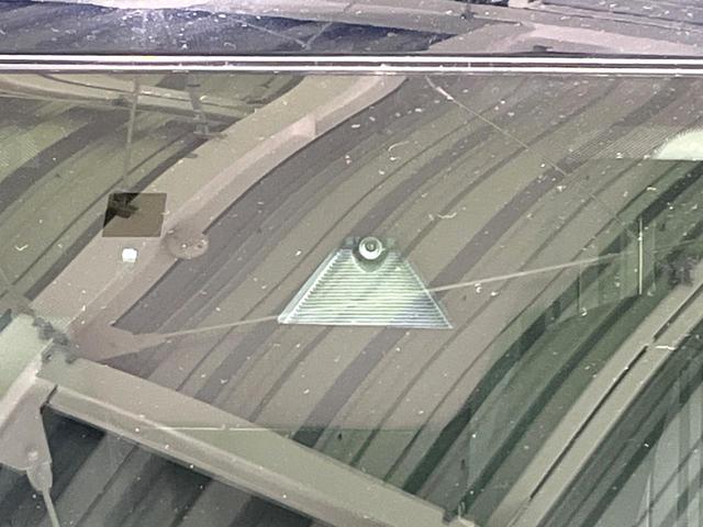 【スマートシティブレーキサポート】低速走行中に前方の車両等を認識し、衝突しそうな時は警報とブレーキで衝突回避と被害軽減をアシスト。より安全にドライブをお楽しみいただけます。