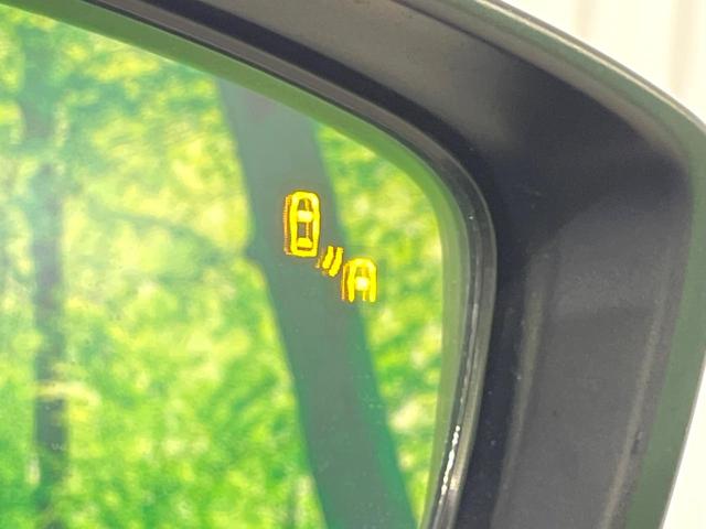 【ブラインドスポットモニタリング】走行中、ドアミラーの死角になりやすい箇所に後続車が接近するとサイドミラー付近に警告を表示、ドライバーに注意喚起をしてくれます。