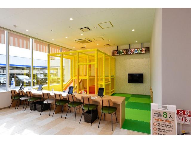 大きなキッズスペースも完備！小さなお子様連れでも、ゆっくりとお車探しをお楽しみいただけます。