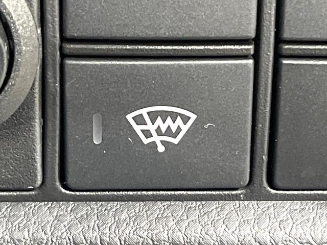 フィット ｅ：ＨＥＶホーム　ホンダセンシング　アダプティブクルーズ　クリアランスソナー　オートハイビーム　ＬＥＤヘッド　オートライト　寒冷地仕様　カロッツェリアナビ　バックカメラ　スマートキー（3枚目）