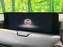 【12.3インチマツダコネクト】車内の雰囲気にマッチした大型ディスプレイ。スマホ接続でのナビ使用やBluetooth再生等、様々な機能が楽しめます。直感的なダイヤル操作が可能で、使い勝手も良好です。