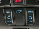 【両側スライドドア】駐車場で隣の車との間隔が狭く乗りにくい時、スライドドアなら安心!ドアオープン時も幅を取らず、開口部が広いので乗り降りがとっても簡単です。大きな荷物の出し入れも後席から可能♪