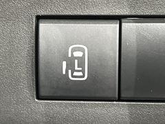 【パワースライドドア】スマートキーや運転席のスイッチでスライドドアの開閉が可能♪電動だから力を入れてドアを開ける必要が無く、小さいお子様でも、重い荷物を持っている時もラクに開け閉めできます♪ 6