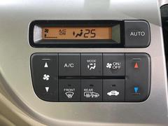 【オートエアコン】一度お好みの温度に設定すれば、車内の温度を検知し風量や温度を自動で調整。暑い…寒い…と何度もスイッチ操作をする必要はありません。快適な車内空間には必須の機能ですね♪ 3