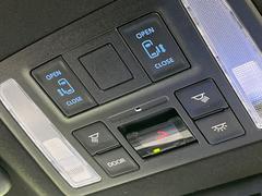 【両側パワースライドドア】スマートキーや運転席のスイッチで後席両側スライドドアの開閉が可能♪電動だから力を入れてドアを開ける必要が無く、小さなお子様でも簡単に開け閉めでき快適です♪ 5