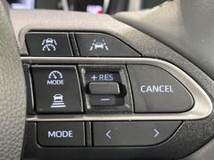 【レーダークルーズコントロール】高速道路での長距離走行が楽に！！自動で速度を保つクルーズコントロールが、衝突軽減システムと連携し、前方の車両を感知して車間を保つように速度調節してくれます！！ 6