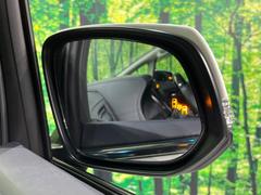 【ブラインドスポットモニター】走行中、ドアミラーの死角になりやすい箇所に後続車が接近するとサイドミラーのレンズに警告を表示！ドライバーに注意喚起をしてくれます。 6