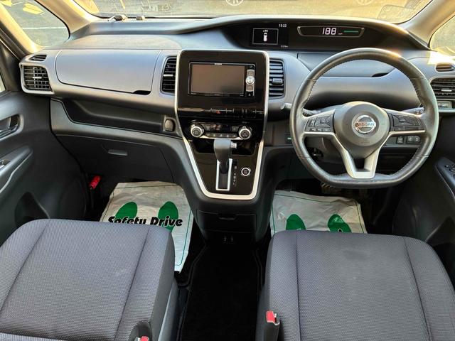 セレナ Ｘ　ＶセレクションＩＩ　保証６ヵ月６０００ｋｍ　４ＷＤ　８人乗り　Ｂｌｕｅｔｏｏｔｈ接続対応フルセグナビ　バックカメラ　フリップダウンモニター　ＥＴＣ　クルーズコントロール　両側電動スライドドア　エマージェンシーブレーキ（4枚目）
