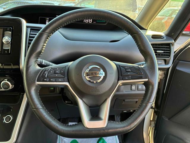 セレナ Ｘ　ＶセレクションＩＩ　保証６ヵ月６０００ｋｍ　４ＷＤ　８人乗り　Ｂｌｕｅｔｏｏｔｈ接続対応フルセグナビ　バックカメラ　フリップダウンモニター　ＥＴＣ　クルーズコントロール　両側電動スライドドア　エマージェンシーブレーキ（5枚目）