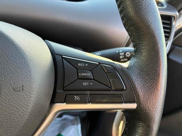 セレナ Ｘ　ＶセレクションＩＩ　保証６ヵ月６０００ｋｍ　４ＷＤ　８人乗り　Ｂｌｕｅｔｏｏｔｈ接続対応フルセグナビ　バックカメラ　フリップダウンモニター　ＥＴＣ　クルーズコントロール　両側電動スライドドア　エマージェンシーブレーキ（13枚目）