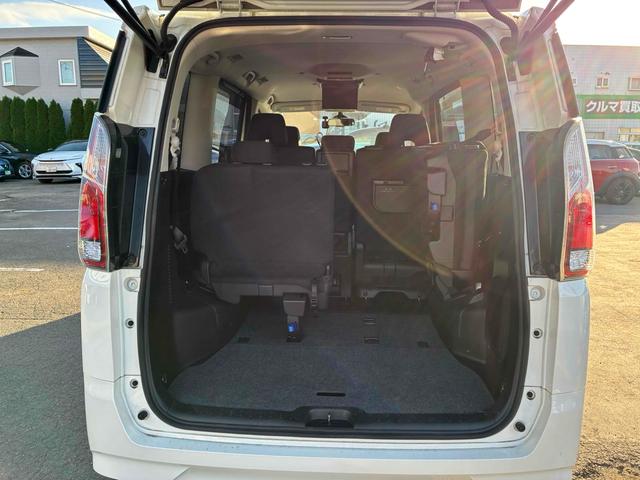 セレナ Ｘ　ＶセレクションＩＩ　保証６ヵ月６０００ｋｍ　４ＷＤ　８人乗り　Ｂｌｕｅｔｏｏｔｈ接続対応フルセグナビ　バックカメラ　フリップダウンモニター　ＥＴＣ　クルーズコントロール　両側電動スライドドア　エマージェンシーブレーキ（25枚目）