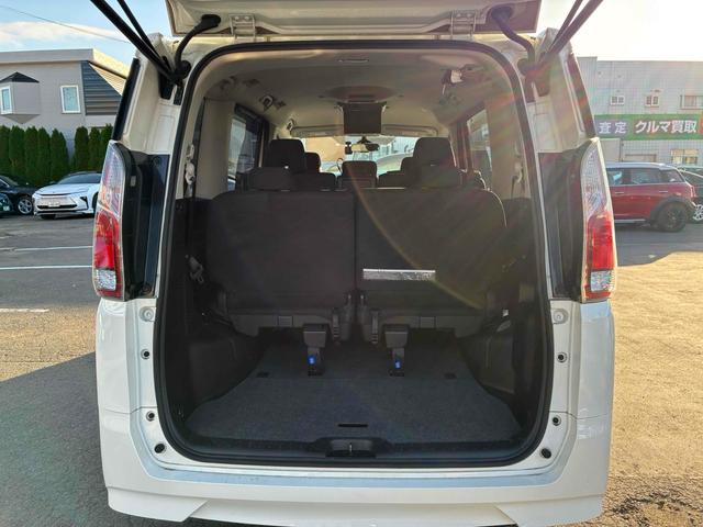 セレナ Ｘ　ＶセレクションＩＩ　保証６ヵ月６０００ｋｍ　４ＷＤ　８人乗り　Ｂｌｕｅｔｏｏｔｈ接続対応フルセグナビ　バックカメラ　フリップダウンモニター　ＥＴＣ　クルーズコントロール　両側電動スライドドア　エマージェンシーブレーキ（26枚目）