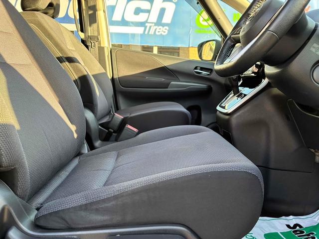 セレナ Ｘ　ＶセレクションＩＩ　保証６ヵ月６０００ｋｍ　４ＷＤ　８人乗り　Ｂｌｕｅｔｏｏｔｈ接続対応フルセグナビ　バックカメラ　フリップダウンモニター　ＥＴＣ　クルーズコントロール　両側電動スライドドア　エマージェンシーブレーキ（41枚目）