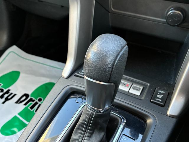 目立つ傷やスレのない綺麗なシフトノブです。