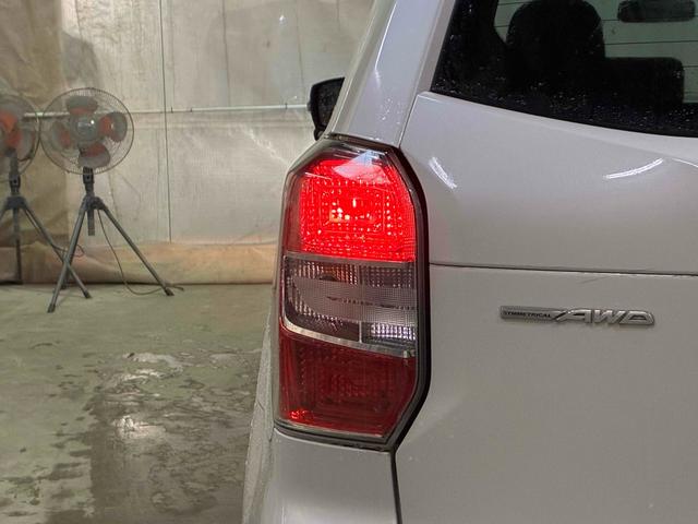 後方車両から視認性のよいテールランプです。