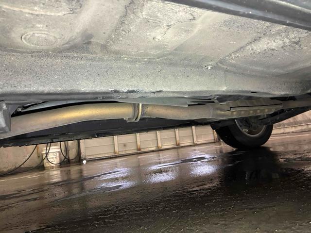 サビの少ない綺麗な下廻りです。別途有料にて防錆塗装オプションもございます。詳細はスタッフまでお尋ねください。