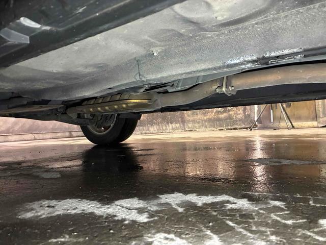 サビの少ない綺麗な下廻りです。別途有料にて防錆塗装オプションもございます。詳細はスタッフまでお尋ねください。